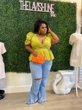 Load image into Gallery viewer, Puff Brunch Top ( Curvy )
